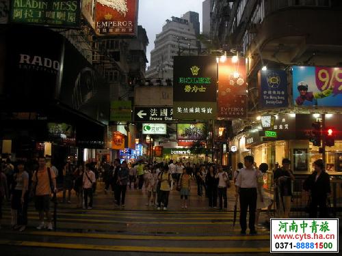<a href=http://www.cyts.ha.cn/ly/xianggang/ target=_blank class=infotextkey>香港</a>铜锣湾广场，<a href=http://www.cyts.ha.cn/ly/xianggang/ target=_blank class=infotextkey>香港</a>购物，郑州购物