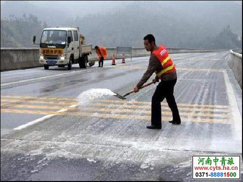<a href=http://www.cyts.ha.cn/ly/jiangxi/ target=_blank class=infotextkey>江西</a>52县市迎新年首场降雪公路部门启动应急预案，河南省旅行社