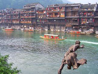 趣湘西：张家界、宝峰湖、大峡谷玻璃桥、芙蓉镇、凤凰古城双卧五日游