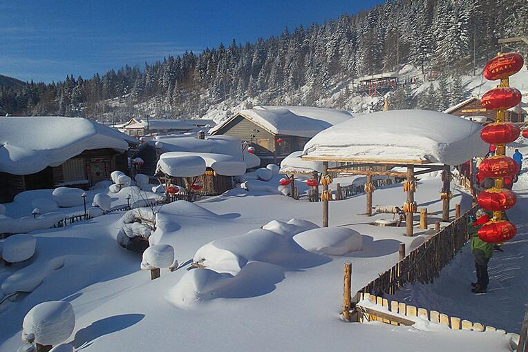 冰雪盛宴：哈尔滨、亚布力、雪乡、东北民俗村双飞六日游（全陪团）