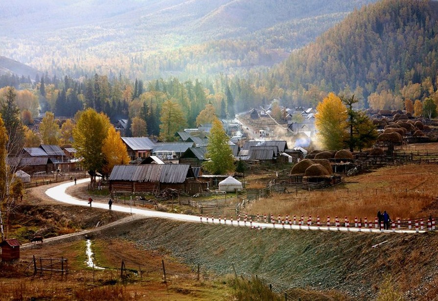<a href=http://www.cyts.ha.cn/ly/kanasi/ target=_blank class=infotextkey>喀纳斯</a>白哈巴村.jpg